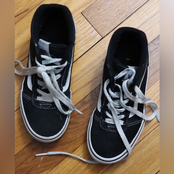 Vans youth sneakers. Size 1.5Y - Picture 3 of 4